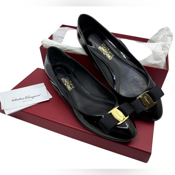 Authentic Salvatore Ferragamo Vara Bow black patent leather shoes size 8.5B - Picture 1 of 14